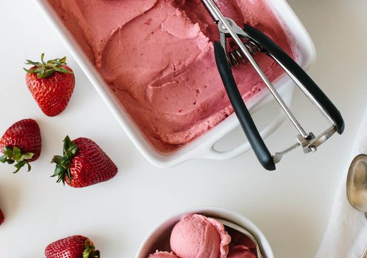 Frozen Yogurt with strawberries