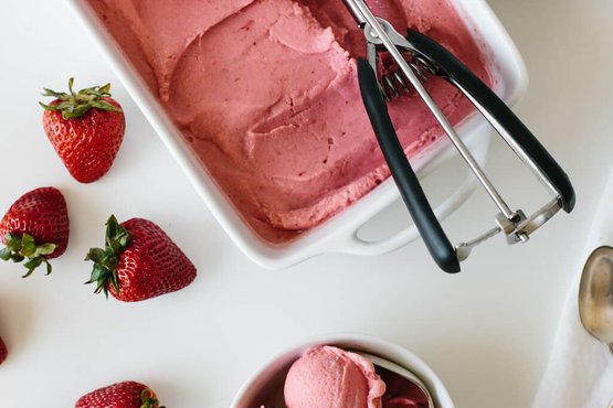 Frozen Yogurt with strawberries